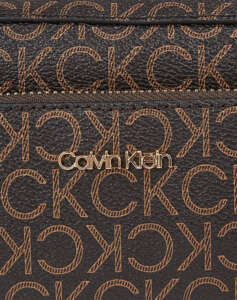 CALVIN KLEIN CK MUST CAMERA BAG W/PCKT-MONO (Dimensions: 21.5 x