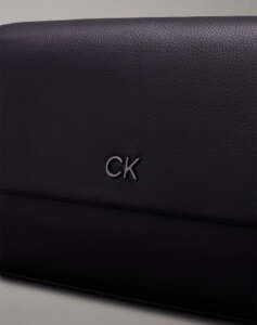 CALVIN KLEIN CK DAILY SHOULDER BAG PEBBLE (Dimensions: 28 x 15 x 8 cm.)