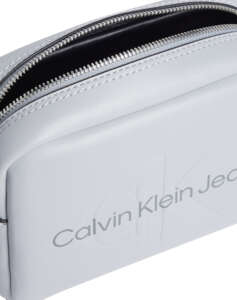 CALVIN KLEIN SCULPTED CAMERA BAG18 MONO (Dimensions: 13 x 18 x 7 cm.)