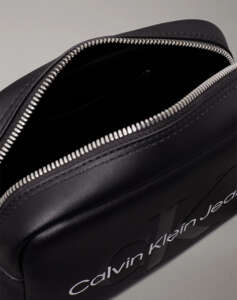 CALVIN KLEIN SCULPTED CAMERA BAG18 MONO (Dimensions: 13 x 18 x 7 cm.)