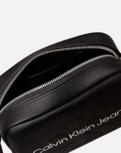 CALVIN KLEIN SCULPTED CAMERA BAG18 MONO (Dimensions: 13 x 18 x 7 cm.)