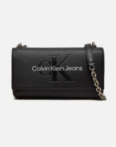 CALVIN KLEIN SCULPTED EW FLAP W/CHAIN25 MONO (Dimensions: 25 x 16 x 6.5 cm.)