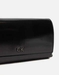 CALVIN KLEIN CK DAILY LG TRIFOLD XBODY_SHINY (Dimensions: 18 x 9 cm.)