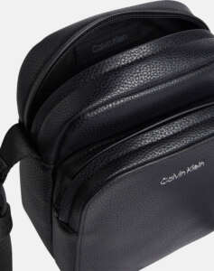 CALVIN KLEIN CK MUST REPORTER SW/PCKT (Dimensions: 19.5 x 16 x 6 cm.)