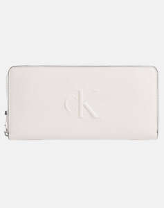 CALVIN KLEIN SCULPTED ZIP AROUND DEBOSS (Dimensions: 19 x 9.5 cm.)