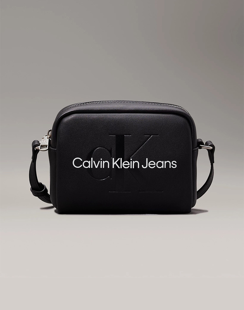 CALVIN KLEIN SCULPTED CAMERA BAG18 MONO (Dimensions: 13 x 18 x 7 cm.)