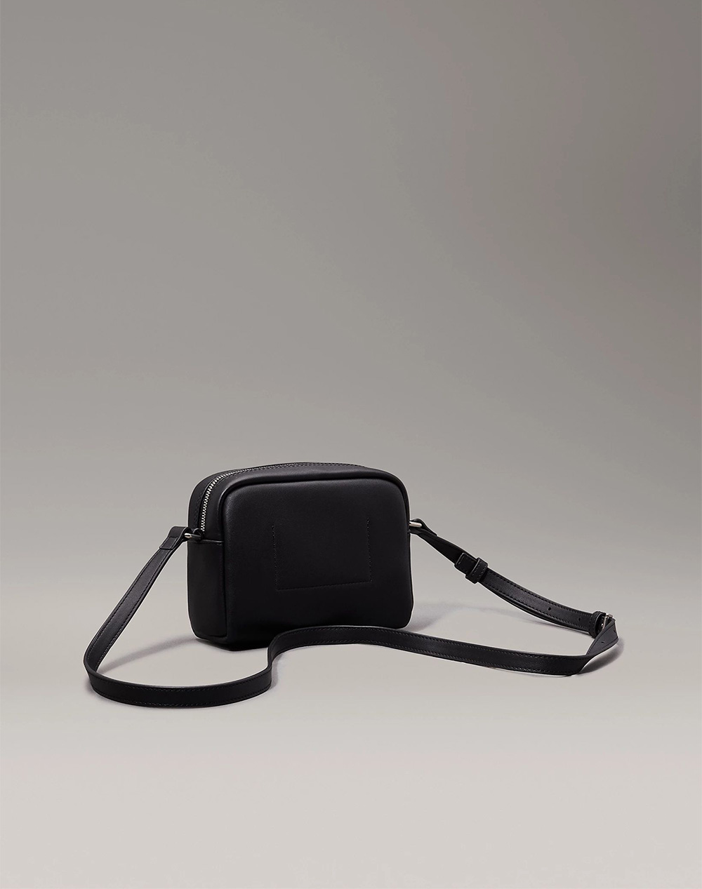 CALVIN KLEIN SCULPTED CAMERA BAG18 MONO (Dimensions: 13 x 18 x 7 cm.)