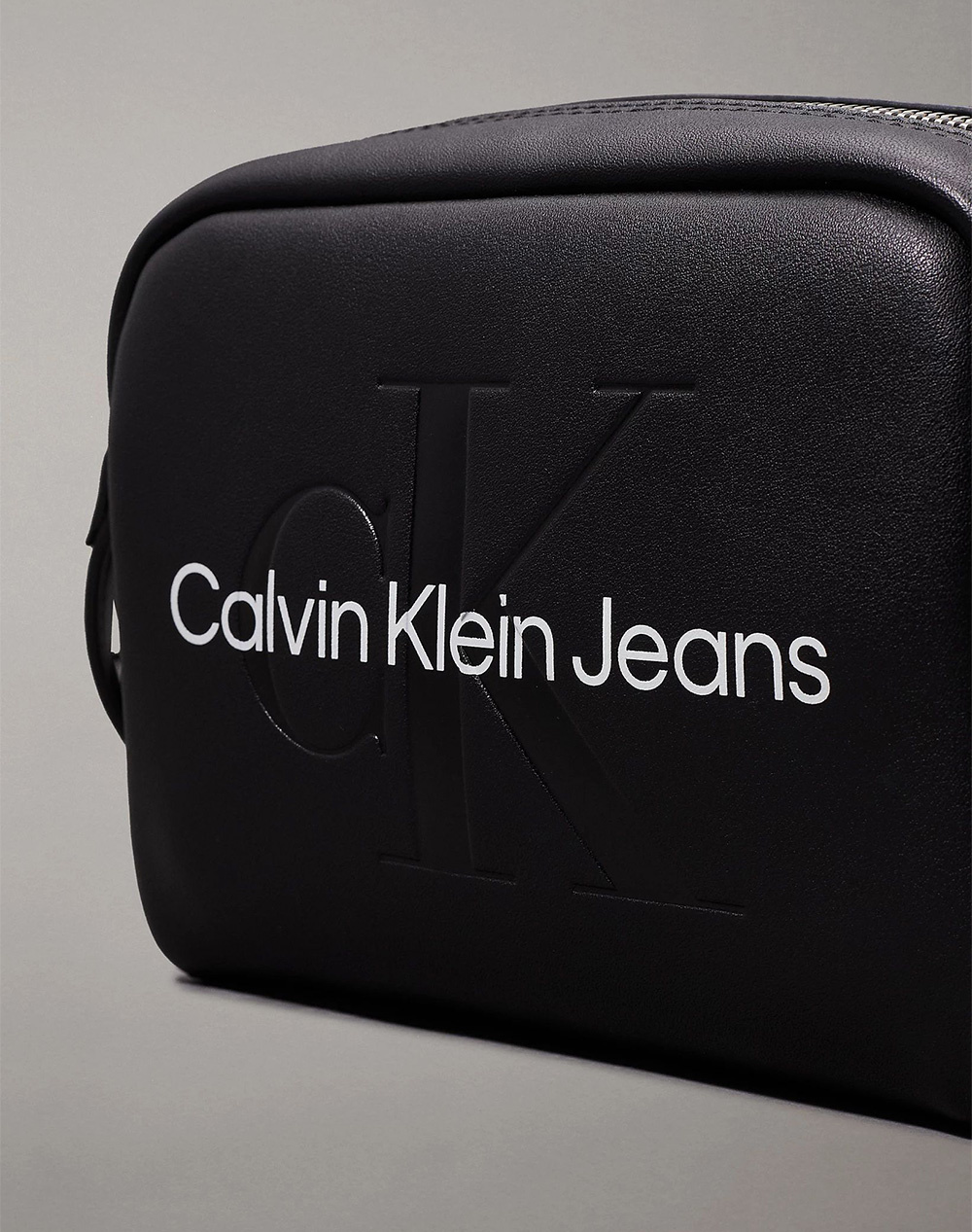 CALVIN KLEIN SCULPTED CAMERA BAG18 MONO (Dimensions: 13 x 18 x 7 cm.)