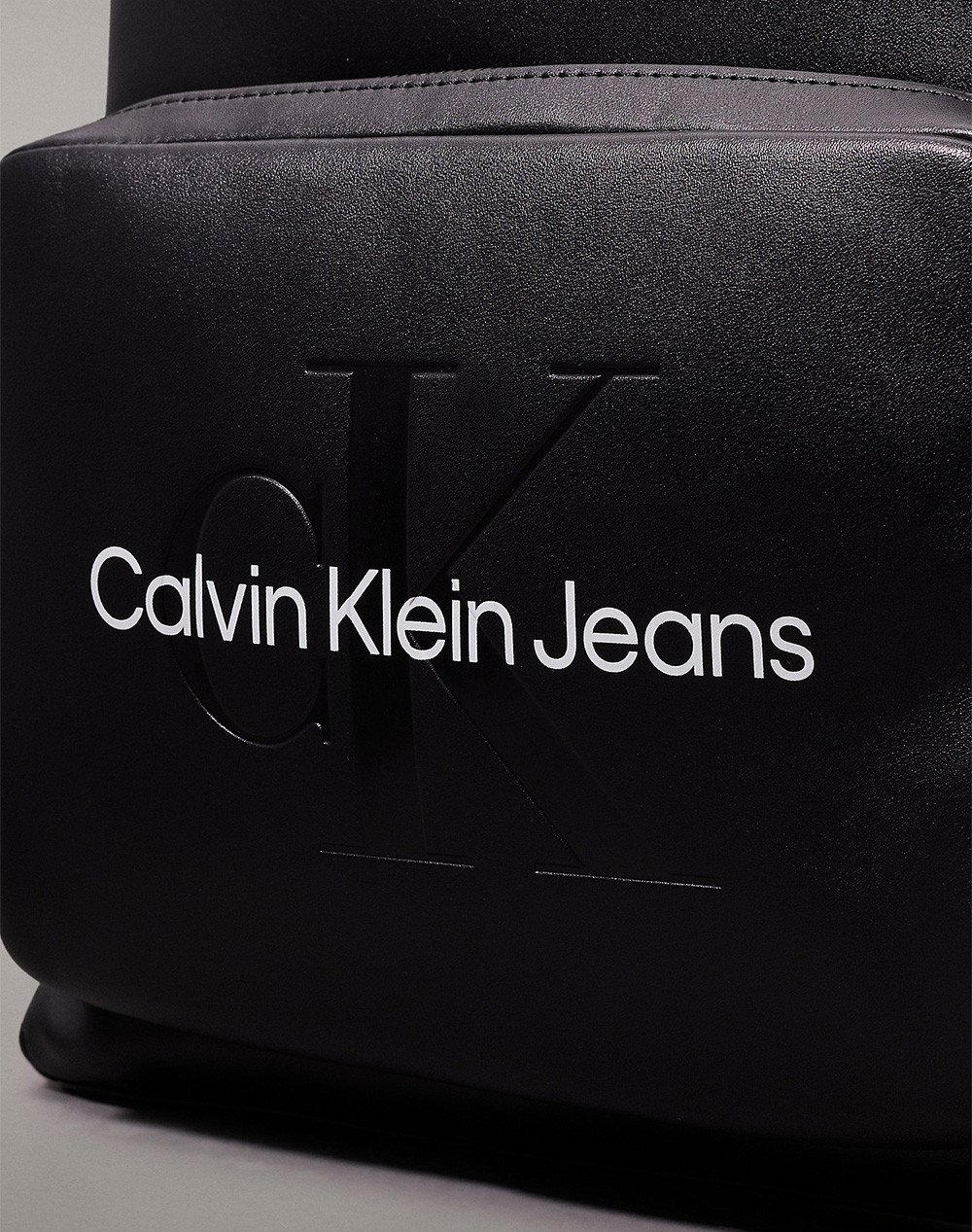 CALVIN KLEIN SCULPTED CAMPUS BP40 MONO (Dimensions: 24/31 x 40.5 x 13 cm.)