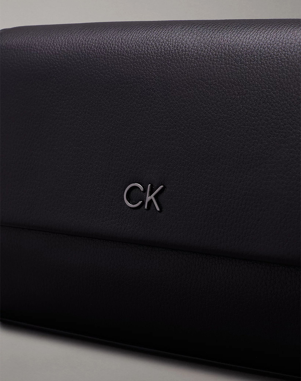 CALVIN KLEIN CK DAILY SHOULDER BAG PEBBLE (Dimensions: 28 x 15 x 8 cm.)