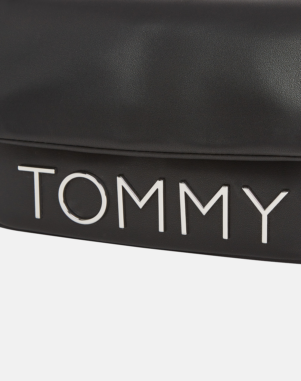 TOMMY JEANS TJW BOLD ELONGATED FLAP CROSS. (Διαστάσεις: 14 x 23 x 6 εκ)