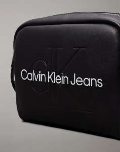 CALVIN KLEIN SCULPTED CAMERA BAG18 MONO (Dimensions: 13 x 18 x 7 cm.)