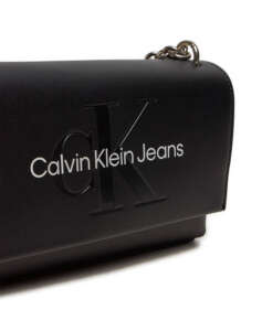 CALVIN KLEIN SCULPTED EW FLAP W/CHAIN25 MONO (Dimensions: 25 x 16 x 6.5 cm.)