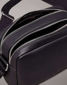 CALVIN KLEIN OVER WEBBING CAMERA BAG21 PU (Διαστάσεις: 21 x 16 x 9 εκ.)